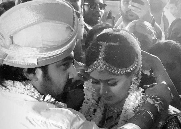 Here is a picture of Chiranjeevi Sarja tying the knot with Meghana Raj as per the Hindu customs. Chiranjeevi Sarja marries Meghana Raj