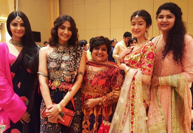 Rhea Kapoor, Sonam Kapoor, Veena Nagda, Shanaya Kapoor, Anshula Kapoor Rhea Kapoor, Sonam Kapoor, Veena Nagda, Shanaya Kapoor, Anshula Kapoor