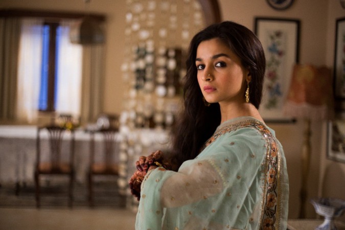 Alia Bhatt plays the role of a Kashmiri spy girl in the movie Raazi Alia Bhatt in Raazi