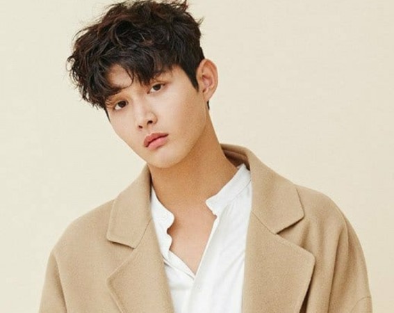 Actor Lee Seo-Won has worked with Suzy Bae in Uncontrollably Fond Lee Seo-Won