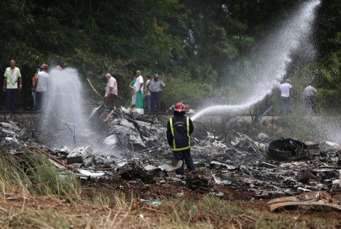 Firefighters work in the wreckage of a Boeing 737 plane that crashed in the agricultural area of Boyeros, around 20 km (12 miles) south of Havana, shortly after taking off from Havana's main airport in Cuba, May 18, 2018. Cuba plane crash