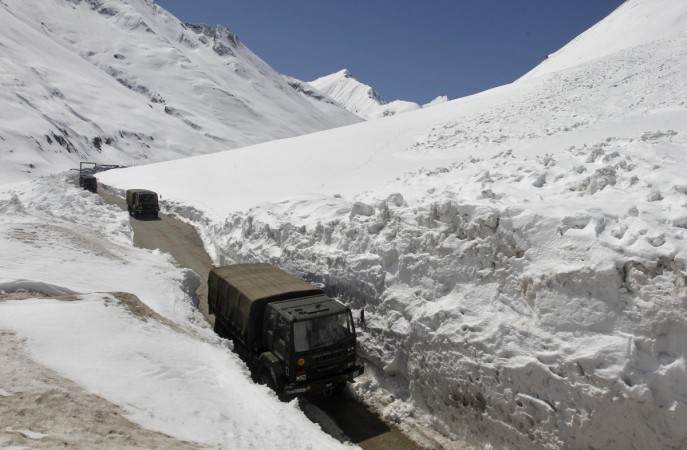 Thousands of residents in Jammu and Kashmir are migrating amid a war-like situation. (Represenational Image) Zojila pass