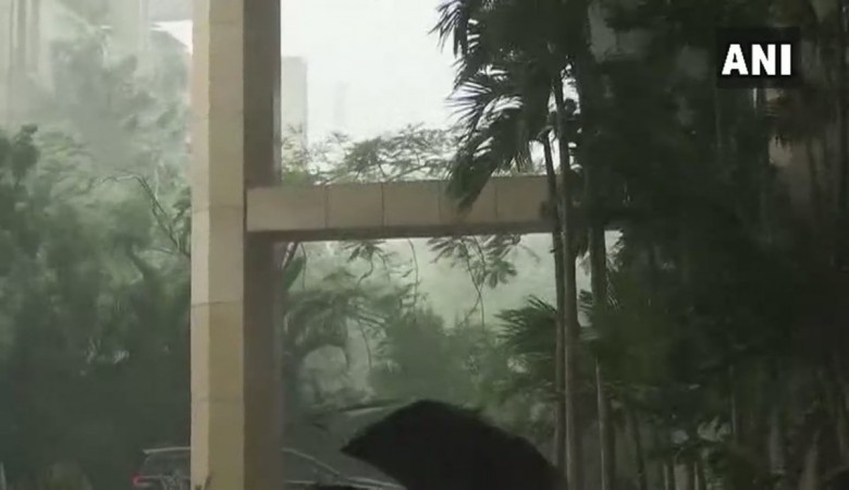 Heavy rains in Bengaluru might dampen Kumaraswamy's oath ceremony. bangalore rains