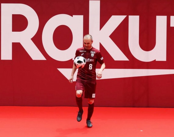 Vissel Kobe new player Andres Iniesta juggles the ball during the fan meeting at Noevir Stadium Kobe on May 26. Andres Iniesta