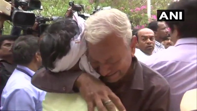 Supporters of Bhaiyyuji Maharaj mourn outside the Bombay Hospital. bhayyuji supporters