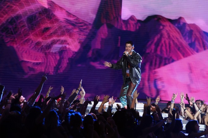 Recording artist Nick Jonas performs onstage during the 2018 MTV Movie And TV Awards MTV movie awards, MTV Movie & TV awards 2018, Nick Jonas, Priyanka chopra