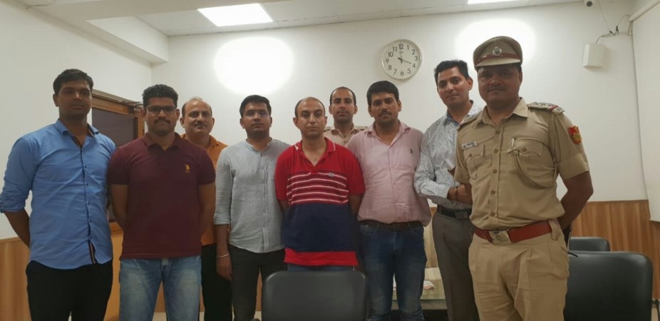 Nikhil Rai Handa (in red t-shirt), an Army major accused of killing his colleague's wife, in the custody of Delhi police, on June 25, 2018 Nikhil Handa