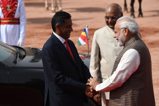 India's President Ram Nath Kovind (C) watches as India's Prime Minister Narendra Modi (R) shakes hands with Seychelles' President Danny Faure (L) modi