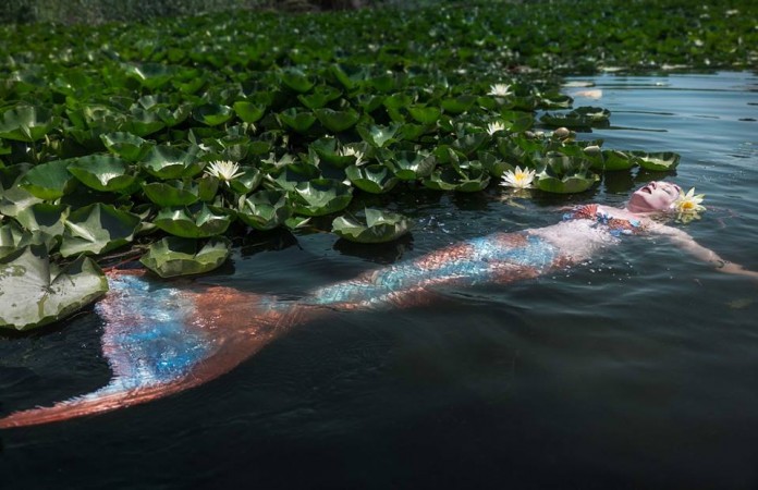An American tourist and a model Iara Mandyn poses as a mermaid in Kashmir's Dal lake Iara