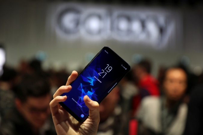 A hostess shows up Samsung's new S9