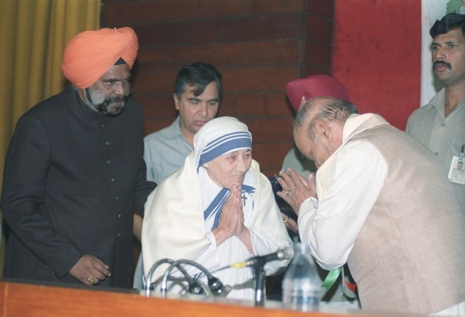 Mother Teresa greets Indian Prime Minister P.V. Narasima Rao (R) after she received the Mother Theresa