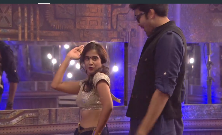 Deepti Sunaina and Samrat perform for the mass item song- Ringa Ringa choreographed by Tejaswi Madivada. Deepti Sunaina and Samrat perform for an item song