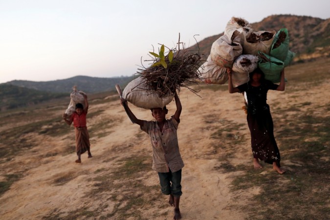 Rohingya refugee children carry firewood at Palong Khali refugee camp near Cox's Bazar, Bangladesh January 9, 2018. Rohingya refugee children carry firewood