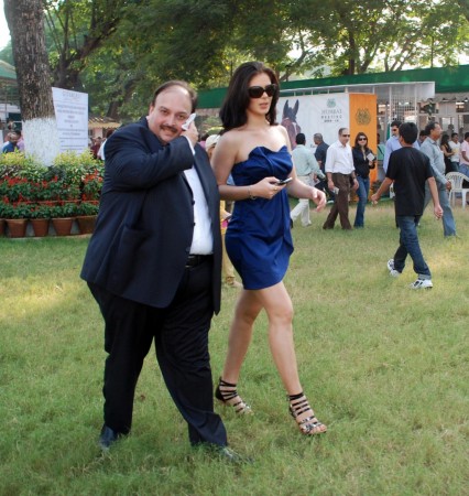 Indian Bollywood actress Urvashi Sharma (R) and businessman Mehul Choksi (L) attend the Gitanjali Lifestyle 1,000 m guinea race and Milap fashion show in Mumbai on December 13, 2009 Urvashi Sharma and businessman Mehul Choksi