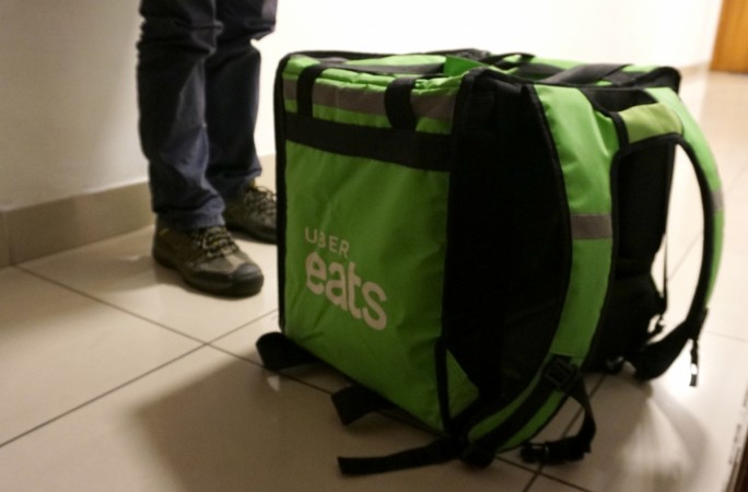 An Uber Eats worker. 一个叫阿克曼的人吃了个披萨