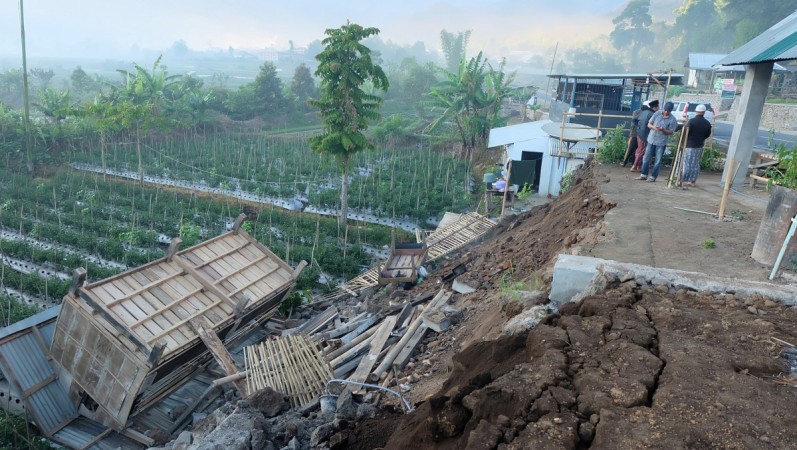 Damage is seen following an earthquake in Lombok, Indonesia, July 29, 2018 in this picture obtained from social media Damage is seen following an earthquake in Lombok, Indonesia,