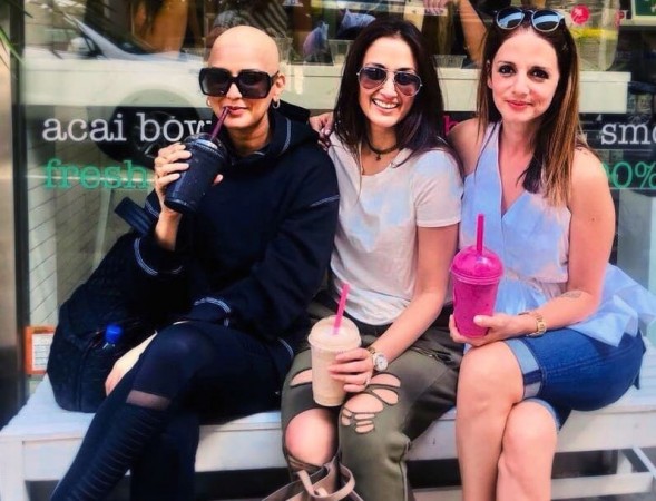 Hrithk Roshan clicks picture of Sonali Bendre, Gayatri Oberoi, Sussanne Khan in New York City Sonali Bendre