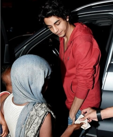 Shah Rukh Khan's son Aryan Khan helps beggar on street and shows his benevolence (Watch video)