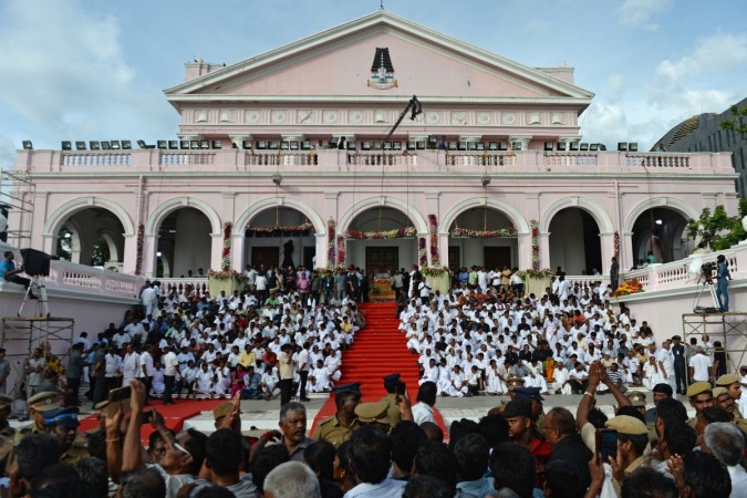 Dravida Munnetra Kazhagam (DMK) party supporters gather to pay respects to the remains of Muthuvel Karunanidhi at Rajaji hall in Chennai on August 8, 2018. - Karunanidhi, a charismatic self-styled champion of the poor, died on August 7 after being in intensive care since July 28 in the capital of Tamil Nadu state. Karunani funeral