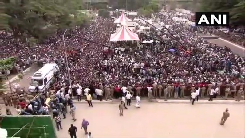 DMK workers throng Rajaji Hall. Karunani funeral