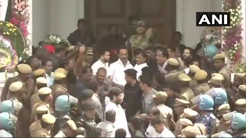 Politicos arrive at Rajaji Hall. Karunani funeral