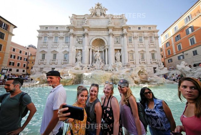 Tourists taking selfies at the Trevi Fountain (image for representational purpose) trevi fountain selfi