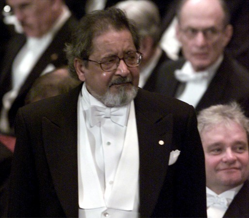 Writer V.S. Naipaul waits to receive his Nobel prize for literature at Stockholm's Konserthuset from Sweden's King Carl Gustaf, Sweden December 10, 2001. VS Naipaul