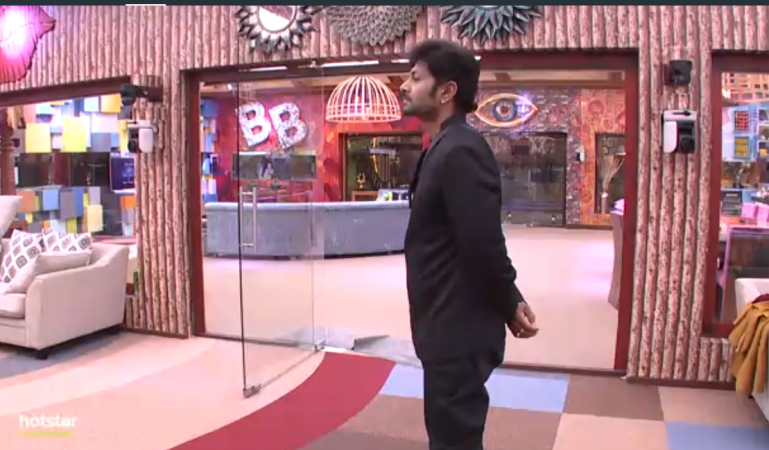 Babu Gogineni bids a farewell, Kaushal avoids a conversation even before Babu leaves Bigg Boss Telugu 2 show. Babu Gogineni bids a farewell, Kaushal avoids a conversation even before Babu leaves Bigg Boss Telugu 2 show.