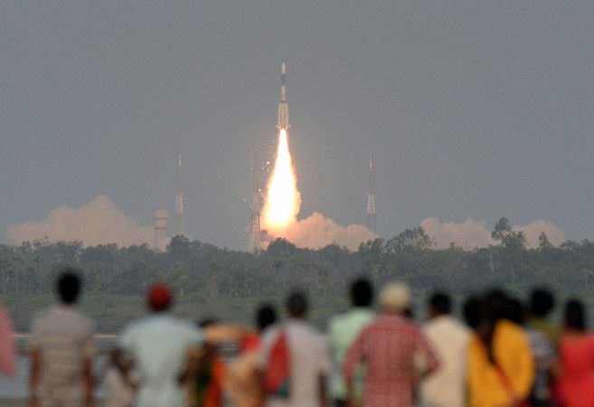 TOPSHOT - Indian onlookers watch as the Indian Space Research Organisation's (ISRO) GSAT-6A communications satellite launches on the Geosynchronous Satellite Launch Vehicle (GSLV-F08) from Sriharikota in the southern state of Andhra Pradesh on March 29, 2018. Onlookers watch an ISRO launch at Sriharikota