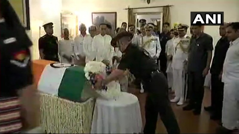  Bipin Rawat "title =" Bipin Rawat pays his last respect for the BJP leader. 