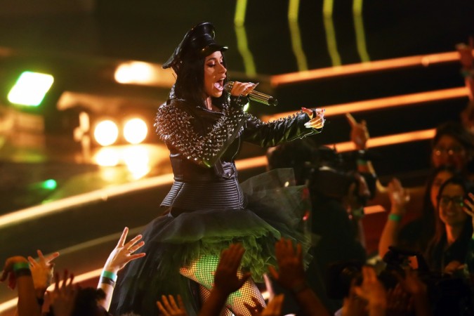 Cardi B performs onstage. MTV movie awards, Cardi B