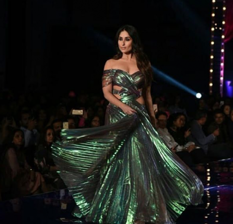 LFW 2018: Kareena Kapoor Khan sparkles on the ramp at Lakme Fashion Week Winter Festive 2018 Grand Finale LFW 2018: Kareena Kapoor Khan sparkles on the ramp at Lakme Fashion Week Winter Festive 2018 Grand Finale