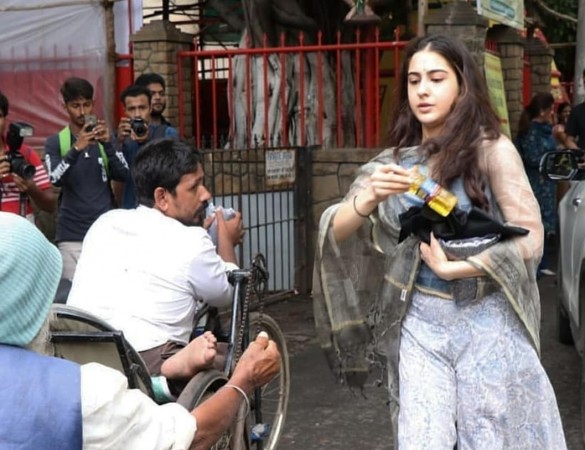 Sara Ali Khan distributes alms to the poor lined-up outside Mukteshwar temple in Juhu, Mumbai Sara Ali Khan