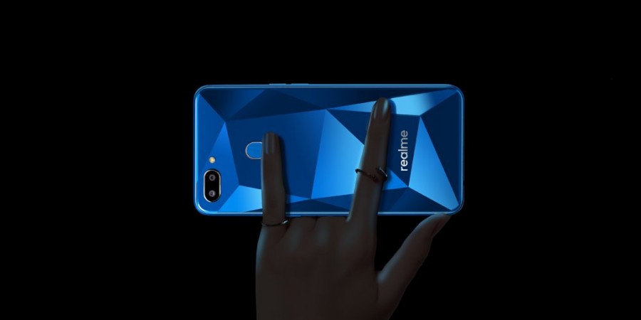 Realme 2 has a dual rear camera with fingerprint scanner on a diamond-cut back Realme 2 has a dual rear camera with fingerprint scanner on a diamond-cut back