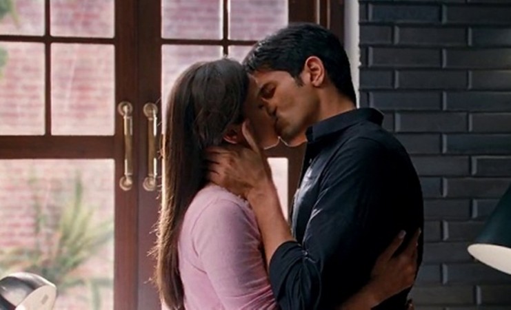 Alia Bhatt, Sidharth Malhotra's kissing scene from Student Of The Year Alia Bhatt, Sidharth Malhotra