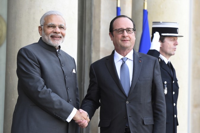 French president Francois Hollande welcomes Prime Minister Narendra Modi Modi with Hollande