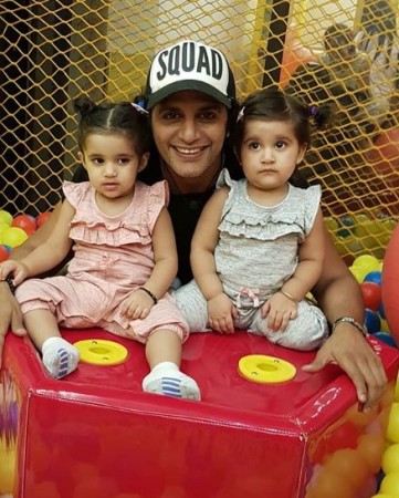 Karanvir Bohra with his twin daughters Karanvir Bohra