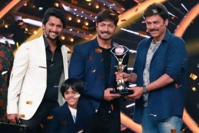Kaushal receiving Bigg Boss Telugu 2 winner's trophy from Venkatesh Kaushal receiving Bigg Boss Telugu 2 winner's trophy from Venkatesh