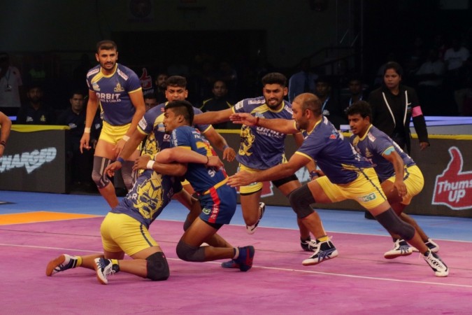 Tamil Thalaivas in action during Pro Kabaddi 6. Pro Kabaddi 6