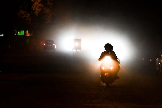 In this photograph taken on September 26, 2018 Indian commuters make their way amid air pollution in New Delhi Delhi Pollution