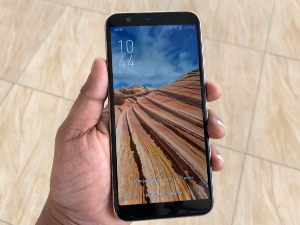 Asus Zenfone Max M1 comes with 5.4-inch HD display with 2.5D glassh on top. Asus, Zenfone Max M1, review, India, launch, price