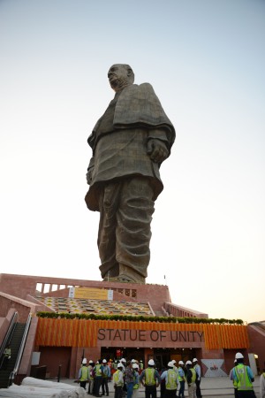 Indian construction workers are seen near the 'Statue Of Unity', the world's tallest statue dedicated to Indian independence leader Sardar Vallabhbhai Patel, near Sardar Sarovar Dam near Vadodara in India's western Gujarat state on October 30, 2018. - Indian Prime Minister, Narendra Modi will inaugurate the 182-metre-high (600-foot-high) 'Statue Of Unity', which is a tribute to independence icon Sardar Vallabhbhai Patel, on October 31 sardar vallabhbhai patel