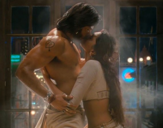 Deepika Padukone and Ranveer Singh kissing scene in Ram Leela. Deepika Padukone and Ranveer Singh kiss