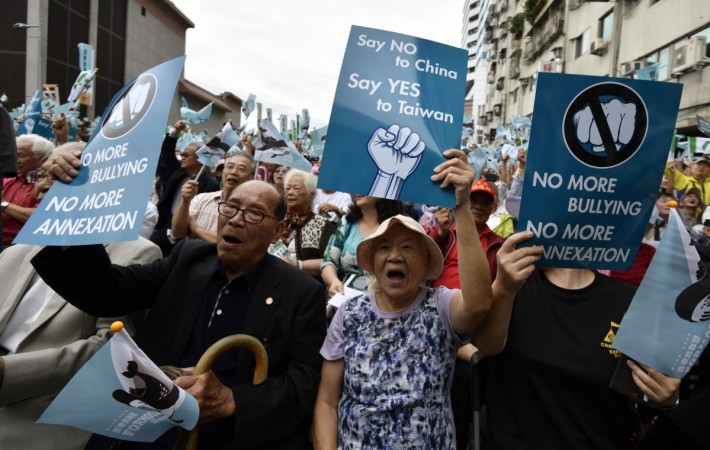 This picture taken on October 20, 2018 shows pro-Taiwan independence activists displaying placards calling for referendum during a rally in Taipei. - When Taiwan goes to the polls on November 24, 2018 in local elections, it will not only be a test for President Tsai Ing-wen's embattled government but a crucial vote on divisive issues that could rile China. Taiwan independence