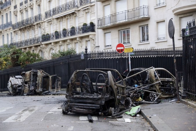 A picture shows burned cars in a street of Paris on December 2, 2018 in Paris, a day after clashes during a protest of Yellow vests Paris Riots