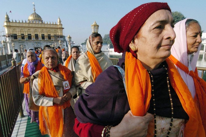 Indian Hindu devotees walk out of the historical Durgiana Temple after paying homage, in Amritsar, in India's northwestern state of Punjab, 30 November 2006. Dozens of Indian Hindu pilgrims stopped at the Durgiana Temple on their way to Pakistani Hindu shrines, on the occasion of the 299th birthday celebration of Shiv Avtari Satguru Swami Shadaram Saheb, the founder of the Pujya Shadani Darbar Tirth. Shadani Darbar Tirth