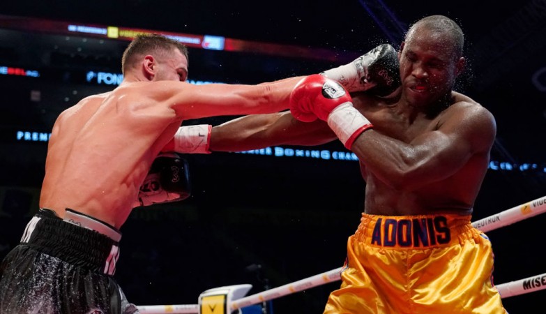 Stevenson (R) in his battle against Gvozdyk (L) on Saturday night Adonis Stevenson