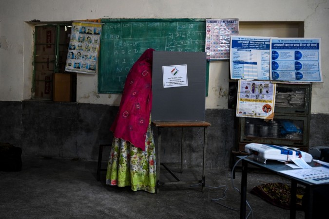 An Indian woman casts her vote at a local polling station during Rajasthan's Legislative Assembly election, in Jodhpur on December 7, 2018. - The Indian state of Rajasthan votes on December 7 in an election that is a key test for Prime Minister Narendra Modi. Rajasthan state assembly elections 2018