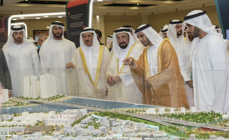 Marwan Al Sarkal explaining about new projects to HH the ruler of Sharjah. UAE