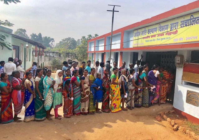 Indian voters line up to vote at a polling station in Sukma in Chhattisgarh state on November 12, 2018. - Tens of thousands of armed police were deployed as a restive Indian state wracked by violence by Maoist militants went to the polls. Chhattisgarh elections 2018